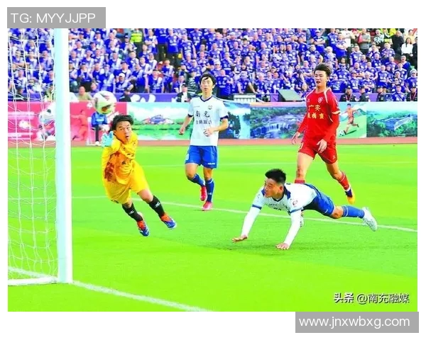 足球明星现场颠球挑战赛精彩瞬间引发球迷热烈欢呼与欢笑